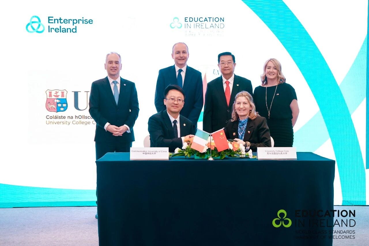 中国传媒大学副校长杨懿教授(左)与科克大学全球事务副校长厄尔苏拉·基尔凯利教授(右)签约