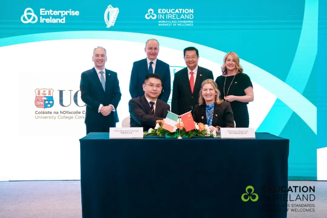 中国农业大学副校长杜太⽣教授(左)与科克大学全球事务副校长厄尔苏拉·基尔凯利教授(右)签约