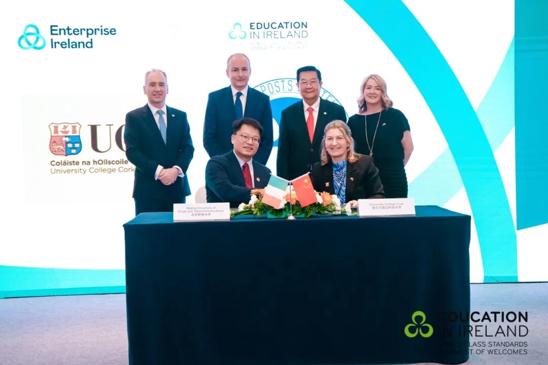 北京邮电大学副校长彭⽊根教授(左)与科克大学全球事务副校长厄尔苏拉·基尔凯利教授(右)签约